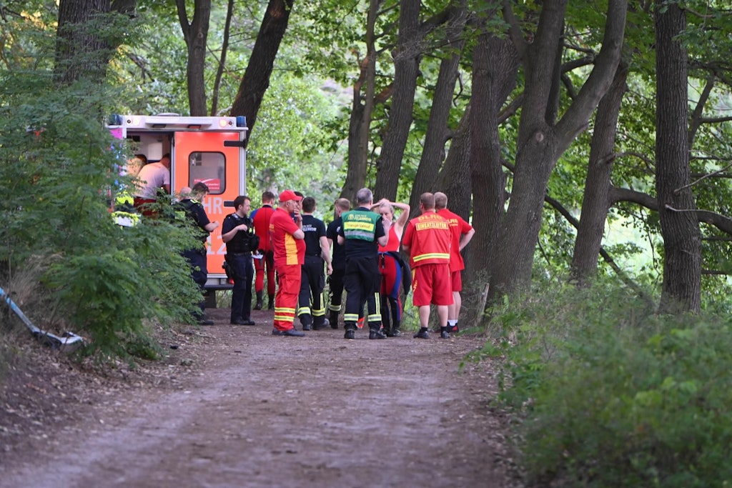 Rettungskräfte und Polizei am Unglücksort