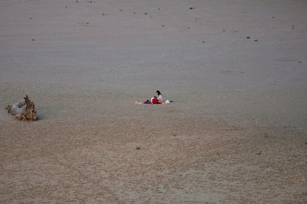 Ein Paar macht „Strandurlaub“: Normalerweise müsste hier der Po strömen, Italiens größter Fluss.