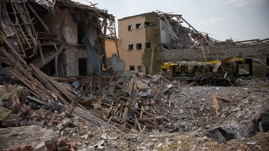 Eine durch einen Raketenangriff zerstörte Schule im Dorf Majaky am Rande von Sloviansk.