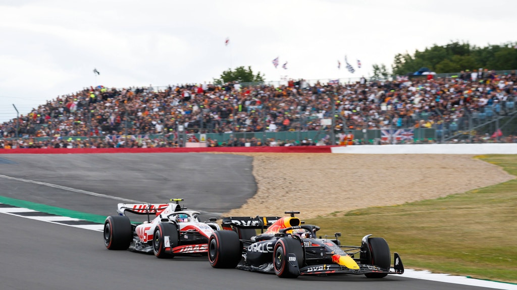 Mick Schumacher jagte im Haas Red-Bull-Pilot und Weltmeister Max Verstappen in Silverstone bis zur letzten Kurve.
