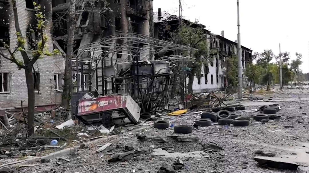 Auf diesem von der Militärverwaltung der Region Luhansk zur Verfügung gestellten Foto sind beschädigte Wohngebäude in Lyssytschansk zu sehen.