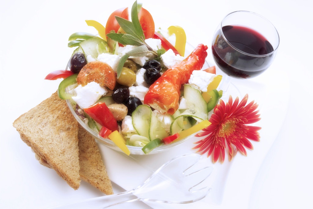 Zu einem leckeren griechischen Bauernsalat mit Fetakäse reicht eine Scheibe Brot und schon steht das Abendbrot auf dem Tisch.