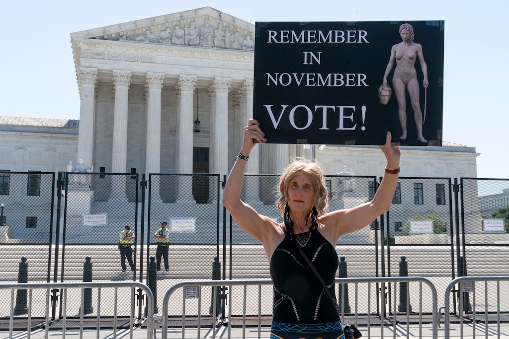 Eine Frau protestiert vor dem Supreme Court in Washington gegen das Abtreibungsurteil. Das Plakat weist auf die Zwischenwahlen im November hin: Gerade Frauen sollten dann gegen die Republikaner stimmen, die mehrheitlich gegen Abtreibungen sind.