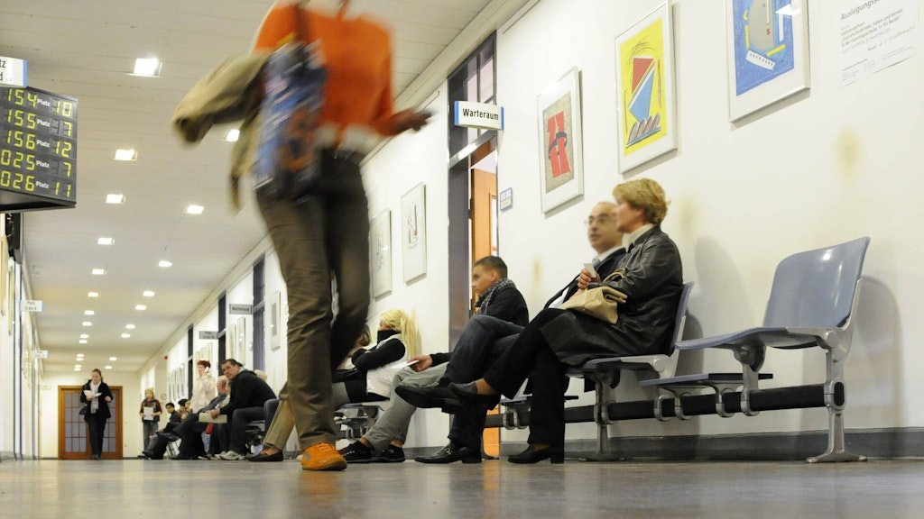 Wer einen neuen Pass oder eine Urkunde braucht, muss in den Berliner Ämtern lange warten.