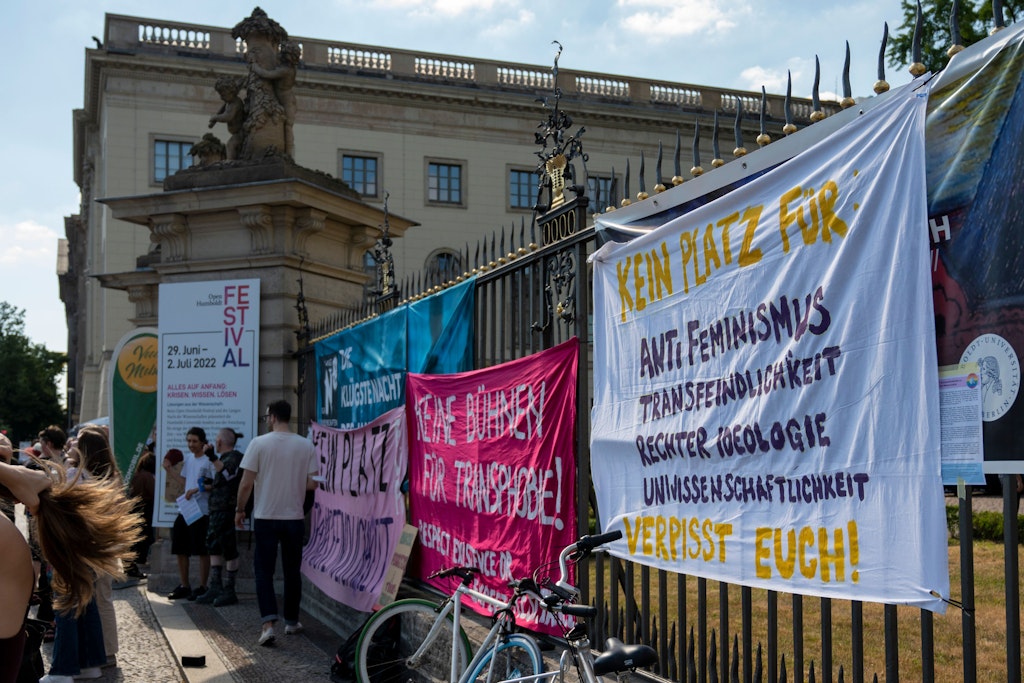 Gender-Protest vor der Humboldt-Uni gegen den Geschlechter-Vortrag, der an der Hochschule gehalten werden sollte.