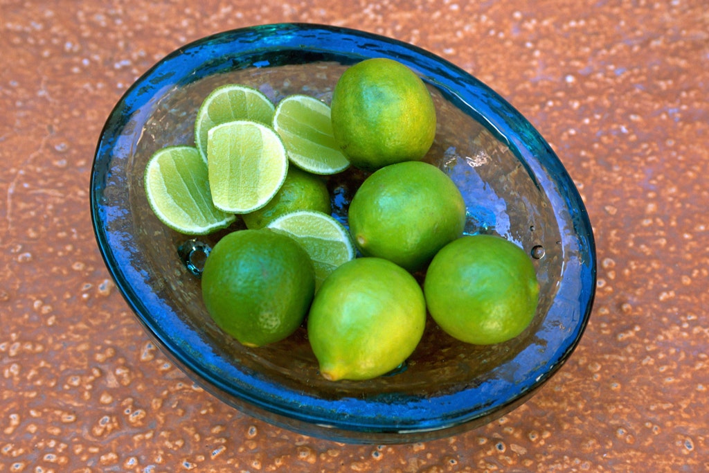 Limetten sind lecker – und ein hervorragender Duftstoff für selbst gemachten Allzweckreiniger.