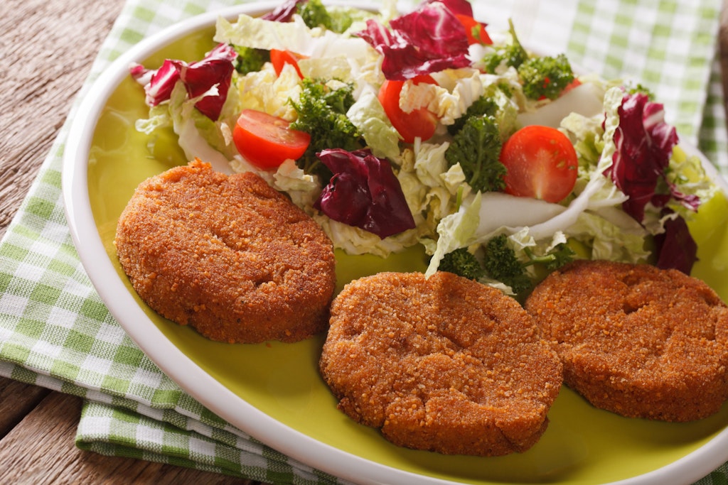 Zu dem leckeren Rezept für Kohlrabi-Schnitzel passt am besten ein Salat.