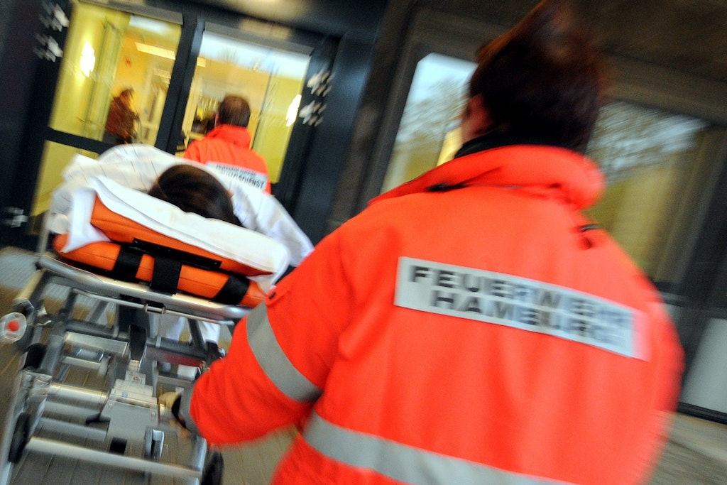 Es eilt, ein Notfall-Patient wird ins Krankenhaus gebracht. Das wird häufig zum Problem, weil sich Kliniken „abmelden“, aus Personalmangel zeitweilig keine Notfälle mehr aufnehmen.