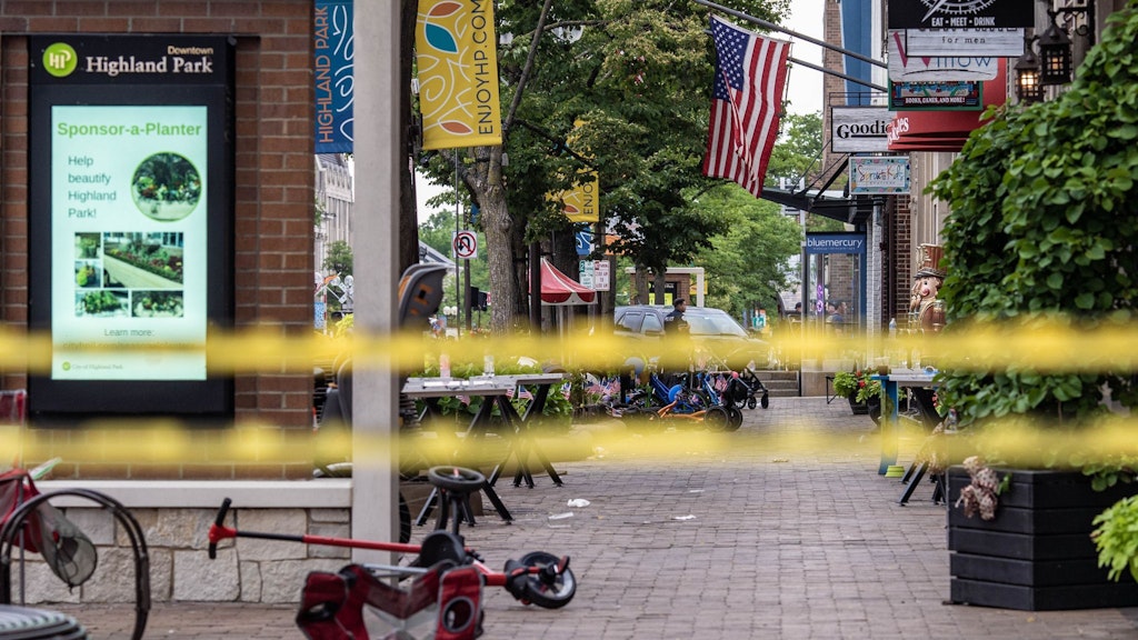 Mehrere Stunden nach den tödlichen Schüssen bei einer Feiertagsparade im US-Bundesstaat Illinois haben die Ermittler den mutmaßlichen Täter gefasst.