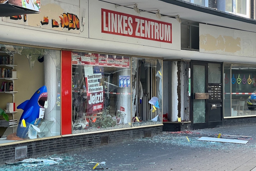 Das Parteibüro der Linken und mehrere Geschäfte sind bei der Explosion beschädigt worden.