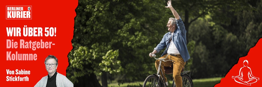 Ein Mann auf dem Fahrrad grüßt freundlich.