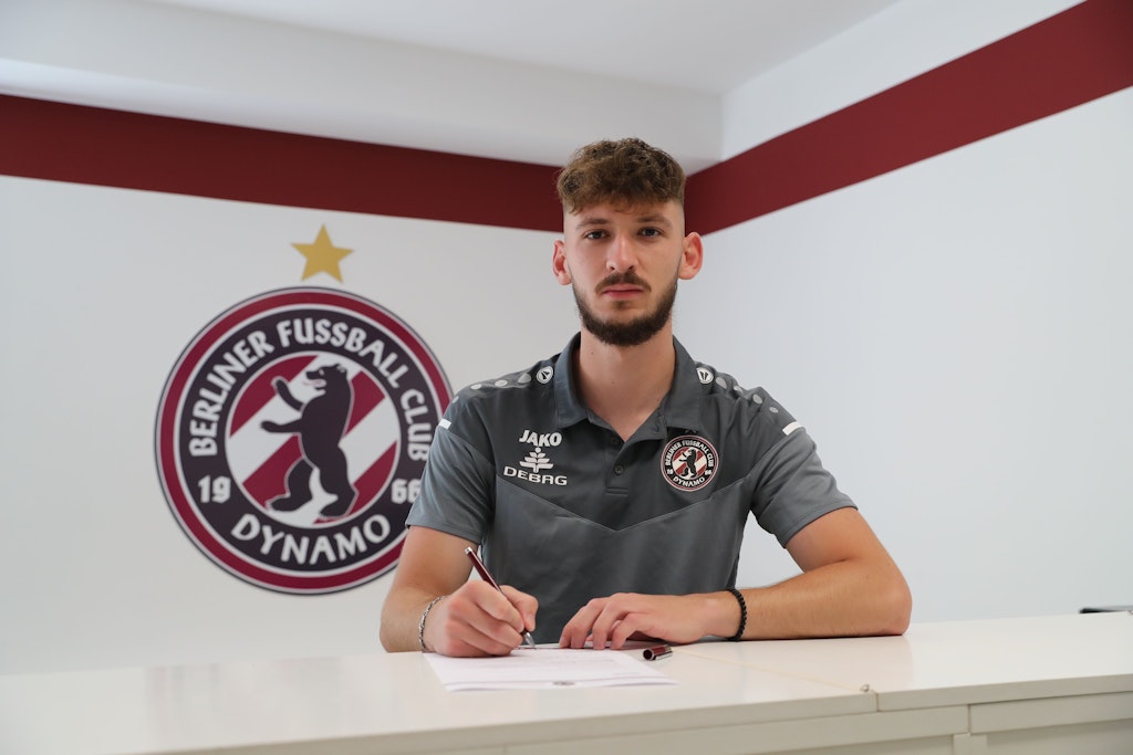 Stürmer Cedric Euschen unterschreibt seinen Vertrag beim BFC Dynamo.