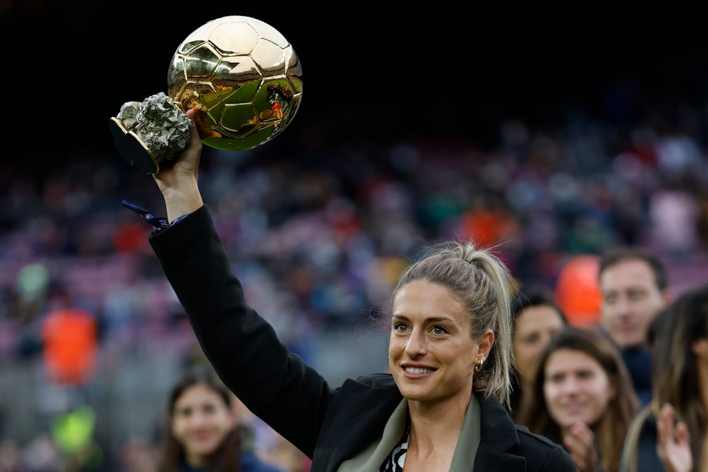 Alexia Putellas vom FC Barcelona hält die Trophäe des Ballon d'Or der Frauen in die Höhe. Bei der EM kann sie wegen einer Verletzung nicht dabei sein (Archivfoto).