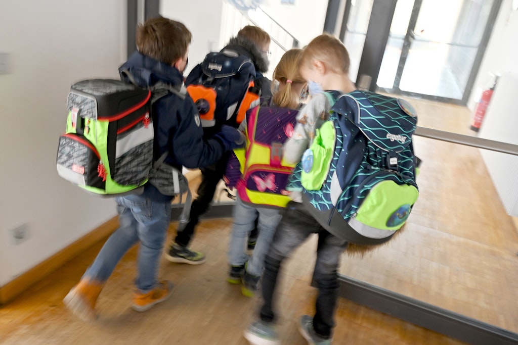 Kinder auf dem Weg in den Hort: Die Ganztagsbetreuung wird bis 2030 ein Recht für alle Grundschüler.