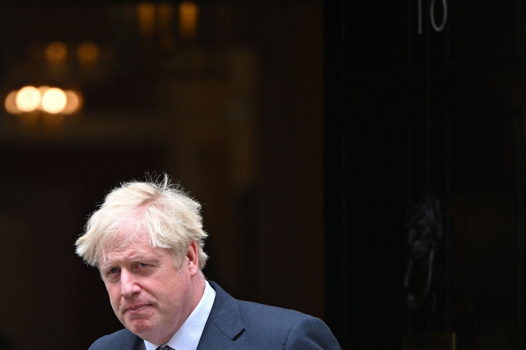 Die Regierung des britischen Premierminister Boris Johnson muss die Rücktritte zweier Minister verkraften. Die Opposition fordert Neuwahlen.