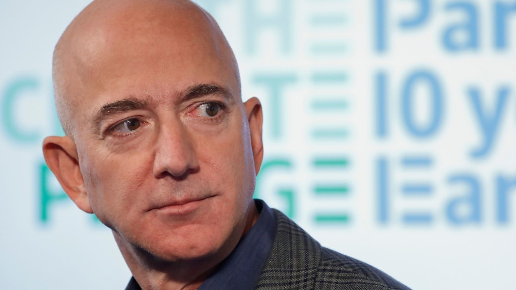 Amazon CEO Jeff Bezos hätte sein Schiff gern auf offener See. Wie es dort hinkommen soll, ist noch ungewiss. Unter der Brücke passt es nicht hindurch.