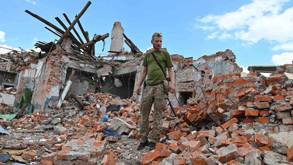 Ein ukrainischer Soldat inspiziert die Ruinen eines Gebäudes, das vermutlich nach einem Raketenangriff in der Nähe von Charkiw am 5. Juli 2022 während der russischen Invasion in der Ukraine zerstört wurde.