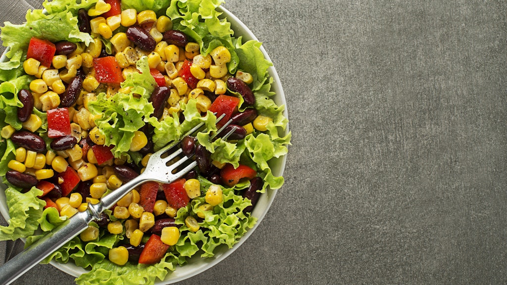 Bunter Grill-Salat ist mit unserem Rezept schnell gemacht und super lecker.