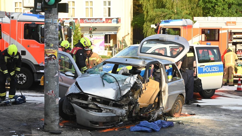Die Befreiung des eingeklemmten Fahrers dauerte eine Stunde.