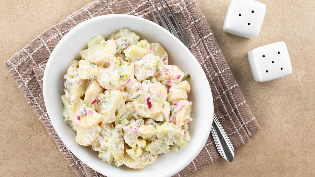 Wer mag, kann bei diesem Kartoffelsalat auch rote Zwiebeln verwenden, sie geben dem ganzen eine würzige Süße.