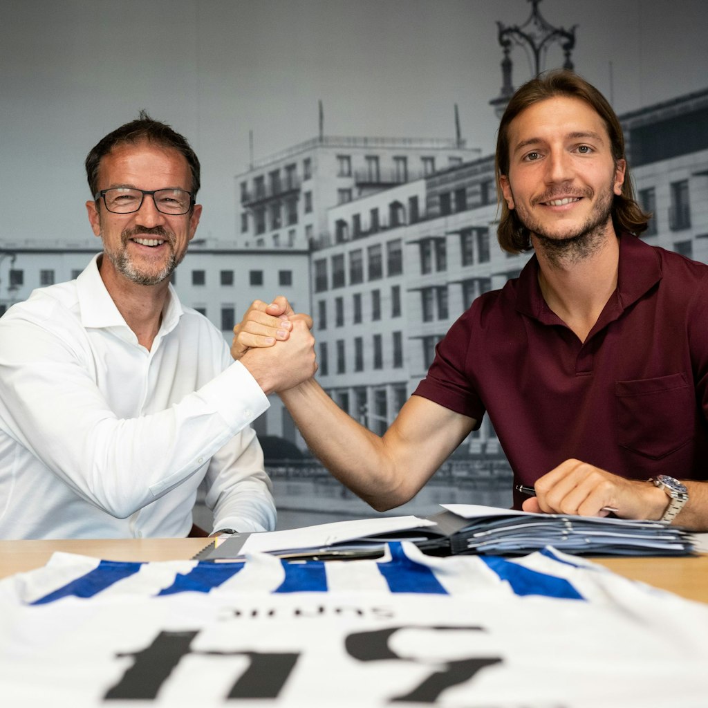 Fredi Bobic und Neuzugang Ivan Sunjic von Hertha BSC nach der Unterschrift