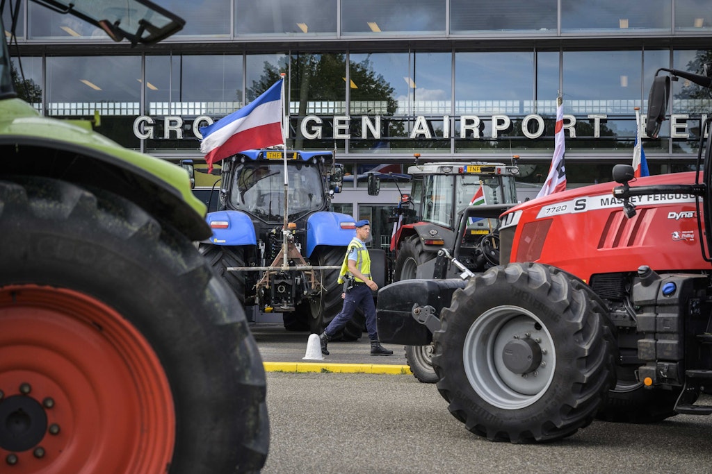 Landwirte blockieren die Ankunfts- und Abflughalle des Flughafens Groningen Eelde unter anderem mit Traktoren. Die Bauern sind wegen Auflagen zur Reduzierung des Stickstoff-Ausstoßes verärgert. Sie befürchten, dass zahlreiche Vieh-Betriebe schließen müssen.