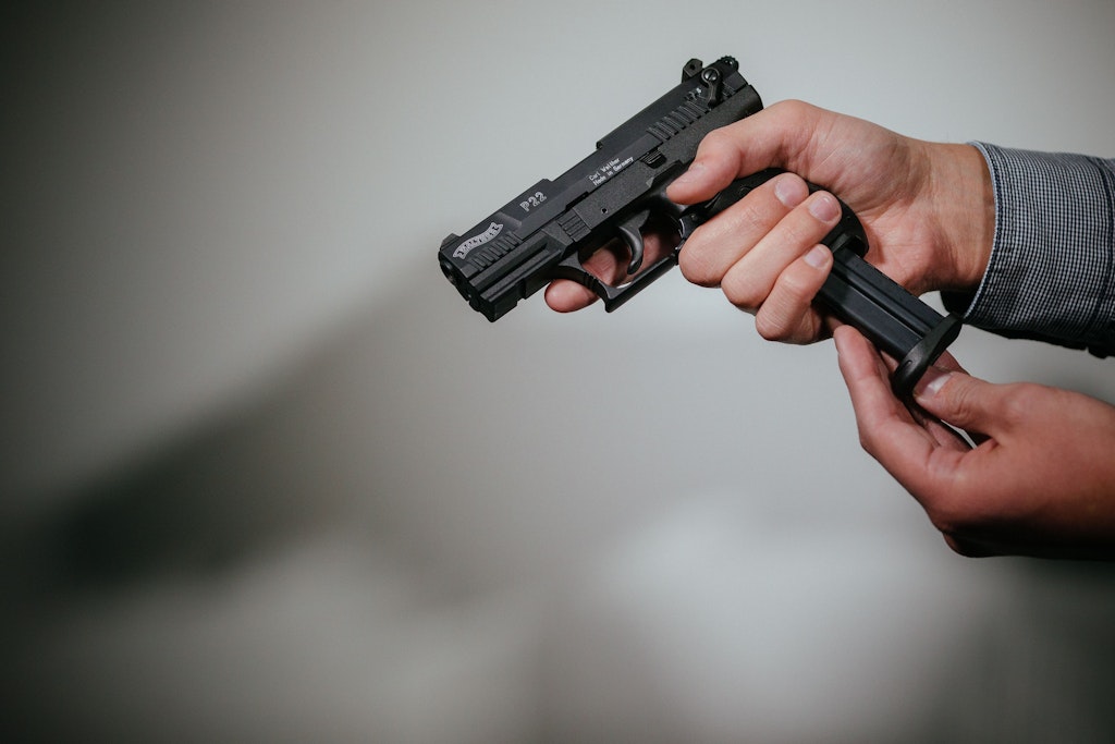 Eine Mutter und eine Tochter müssen sich nun vor Gericht verantworten, weil sie einen Auftragskiller engagierten.