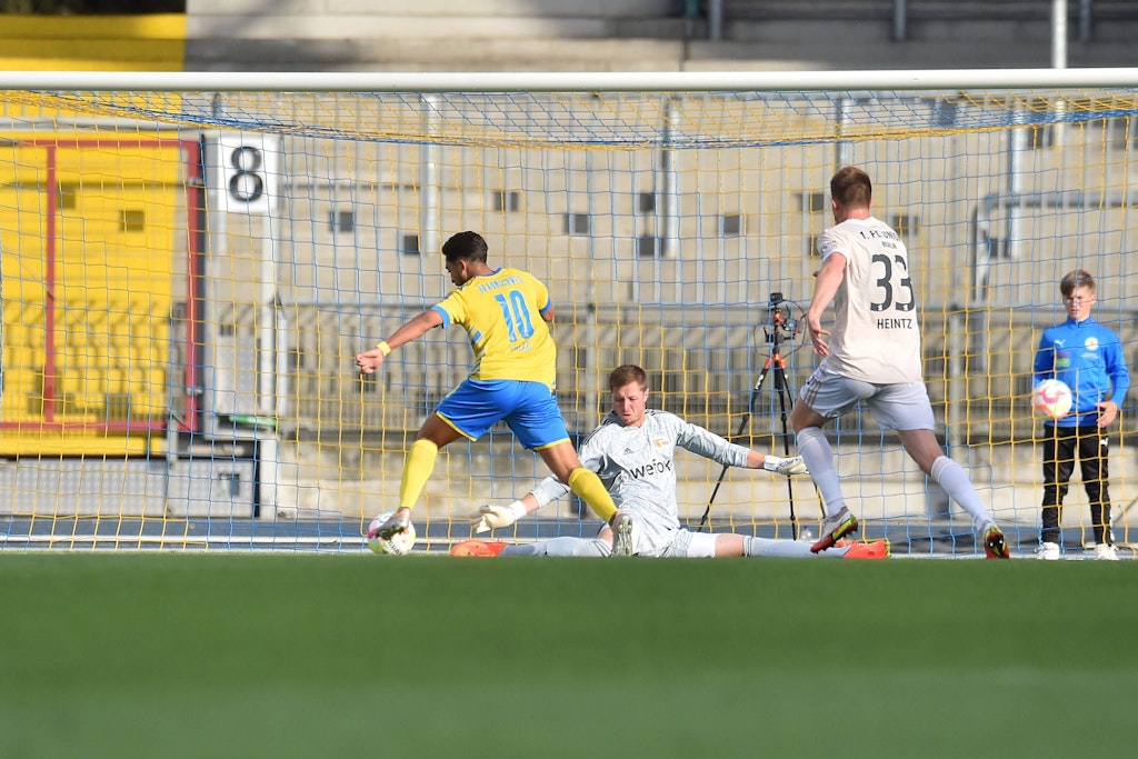 Braunschweigs Immanuel Pherai umkurvt Unions Schlussmann Lennart Grill und schiebt zum 1:0 für die Hausherren ein.