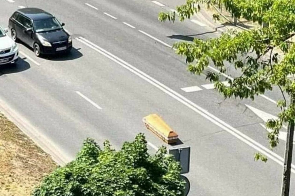 Eine Bestattungsfirma hat einen Sarg auf der Kreuzung verloren.