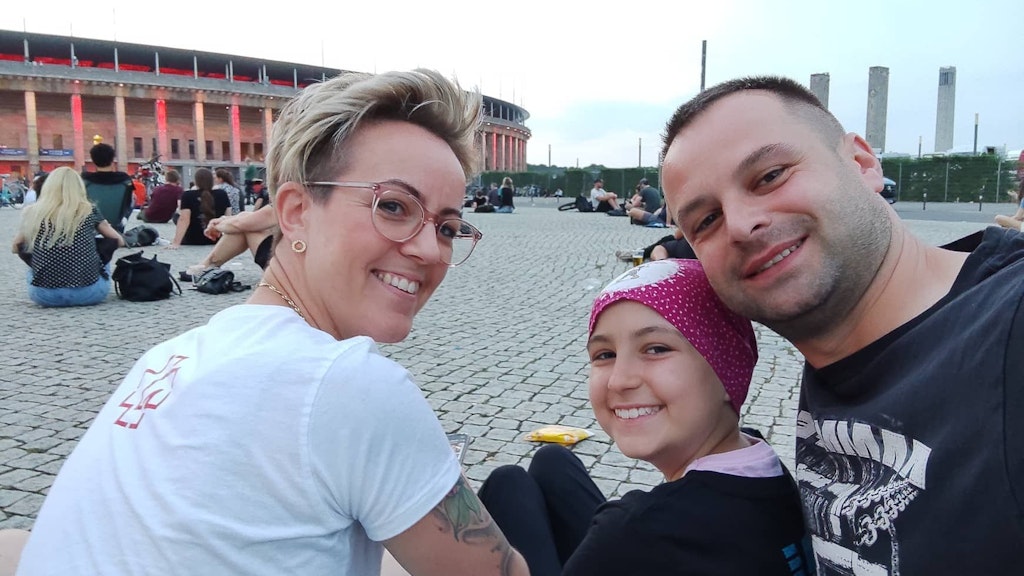 Lena mit ihren Eltern vor dem Berliner Olympiastadion, drinnen spielt Rammstein.