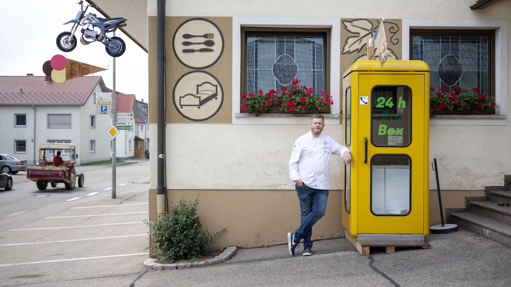 Eric Goll, Geschäftsführer des Hotel Gasthof Rössle, steht neben einer ausgemusterte Telefonzelle, die er zu einem Eishäusle umfunktioniert hat.