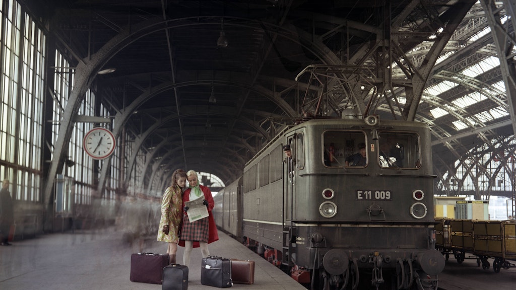 Zwei Frauen stehen auf einem Bahnsteig des Hauptbahnhofs in Leipzig: So schön leer wie auf diesem Reklamefoto war das auch nicht immer.