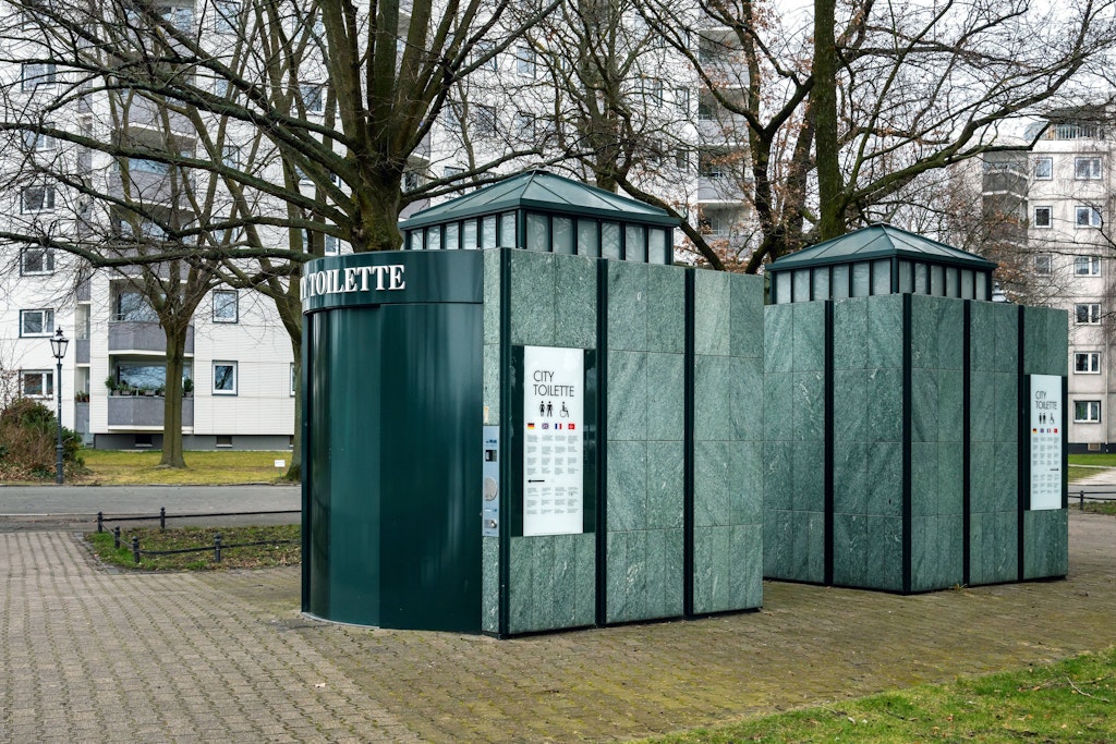 Eine City-Toilette in Berlin: Kriminelle haben es dort auf das Kleingeld abgesehen, die Diebstähle haben sich enorm gehäuft.