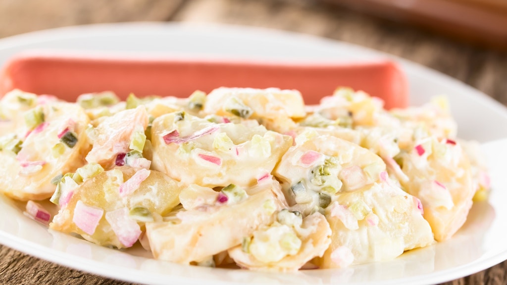 Dieses Rezept für Kartoffelsalat macht wirklich nicht viel Arbeit.