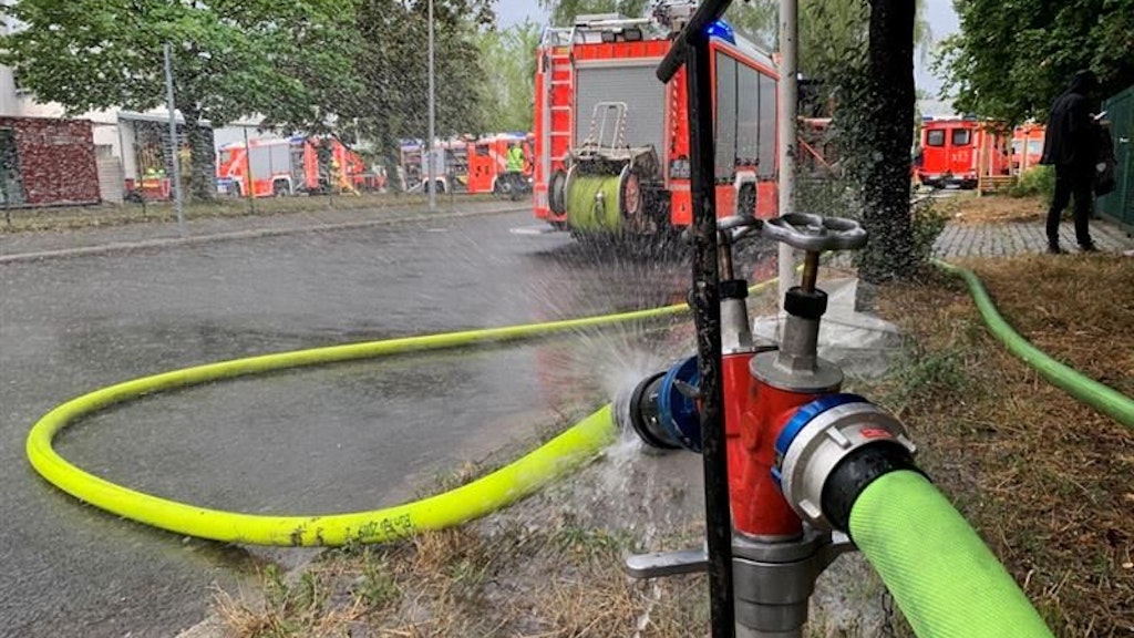 Über 150 Feuerwehrmänner und -frauen waren im Einsatz. Sie arbeiteten mit Wasser und Löschschaum und benötigen sehr viel davon. Auch das DRK rückte an, die Polizei sperrte die Motzener Straße für den Durchgangsverkehr.