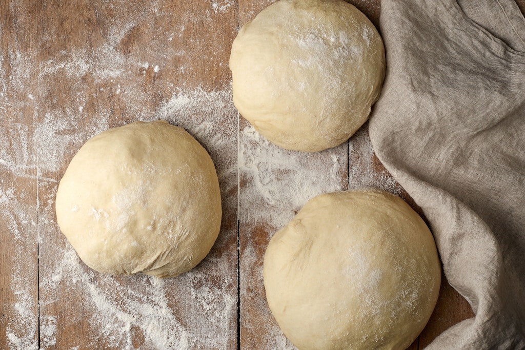 Leckere Knoblauch-Mozzarella-Brötchen sind perfekt fürs Grillbüfett. Hier kommt das Rezept.