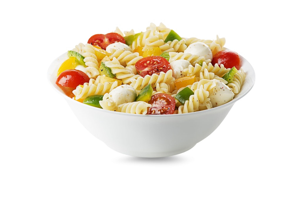 Leichter Nudelsalat ist mit diesem Rezept schnell gemacht und passt perfekt in jede Diät.