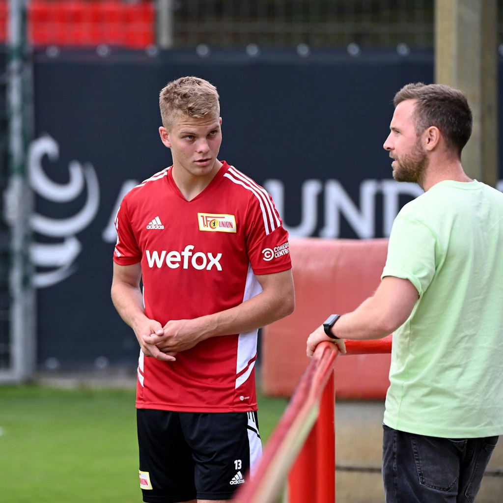 Unions András Schäfer im Gespräch mit seinem Berater Sören Falk am Rande des Trainings in Köpenick.