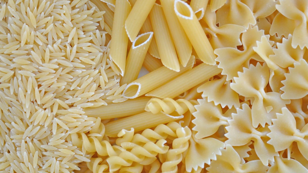 Natürlich verwendet man für den Kritharaki-Salat eigentlich die originalen Reisnudeln aus Griechenland. Sind die aber nicht zu bekommen, kann man auch auf andere kleine Nudelsorten zurückgreifen.