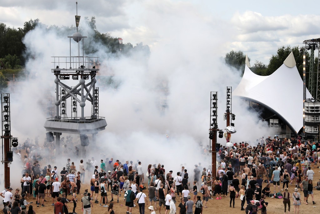 Nach der Party ist vor der Party: An der Turmbühne, der größten Bühne auf dem Fusion-Festival, tanzen die Menschen.