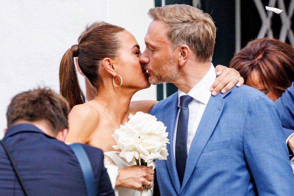 Christian Lindner und Franca Lehfeldt verlassen das Sylt-Museum in Keitum. Der Bundesfinanzminister hat seine Lebensgefährtin auf der Nordseeinsel standesamtlich geheiratet.