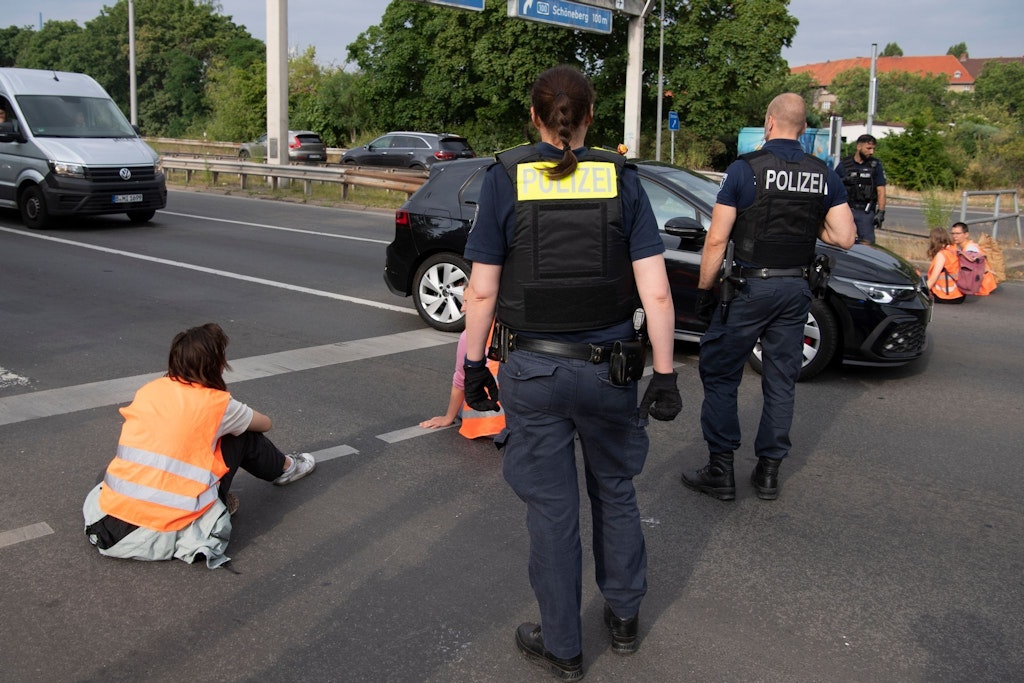 Immer wieder kleben sich Demonstranten auf Berlins Straßen fest, um für mehr Klimaschutz zu demonstrieren. (Archivbild)