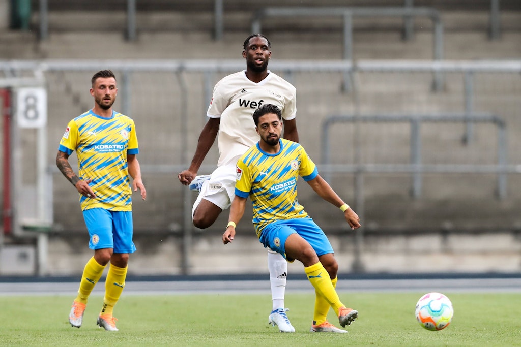 Jordan Siebatcheu (M.) bekam nach seinem Union-Debüt lobende Worte von Trainer Urs Fischer.