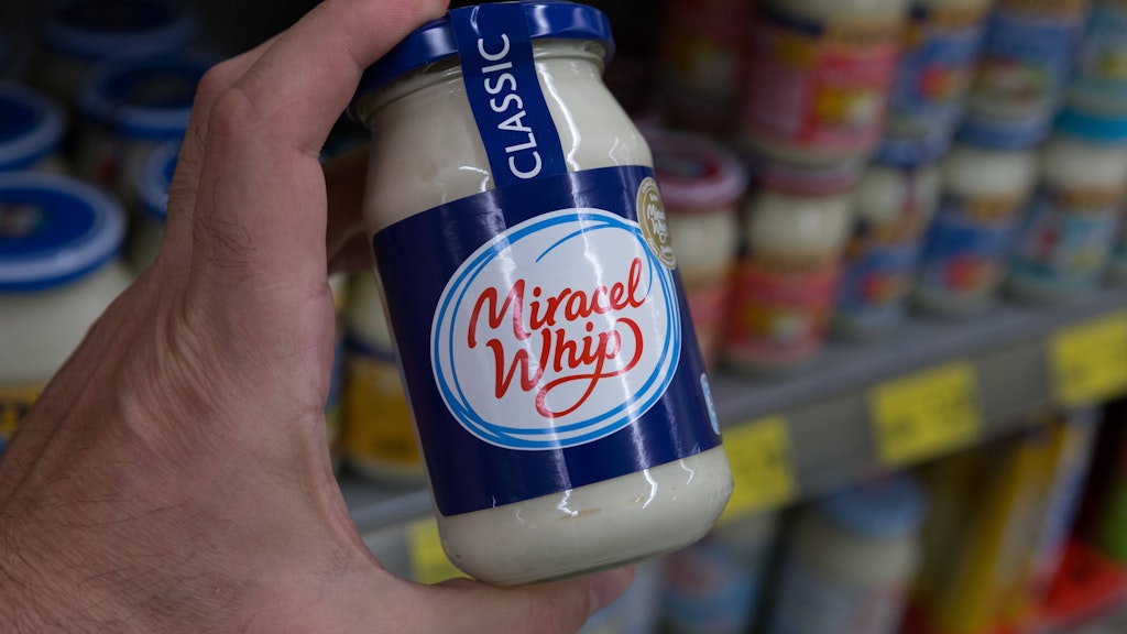 Mit Miracel Whip wird das Dressing für den Schichtsalat besonders lecker.