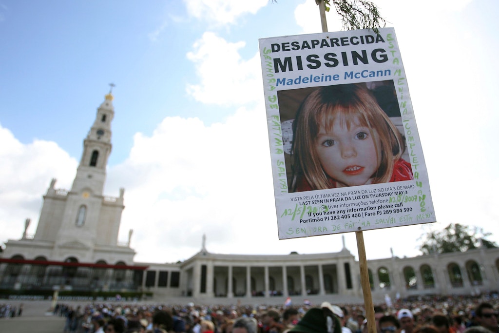 Ein Bild des vermissten britischen Mädchens Madeleine McCann, das 2007 aus dem Strandort Praia da Luz in der Algarve verschwunden ist, wird im Schrein von Fatima hochgehalten. 15 Jahre nach dem Verschwinden ihrer kleinen Tochter Madeleine McCann hoffen die Eltern noch immer auf Antworten zu den Geschehnissen.