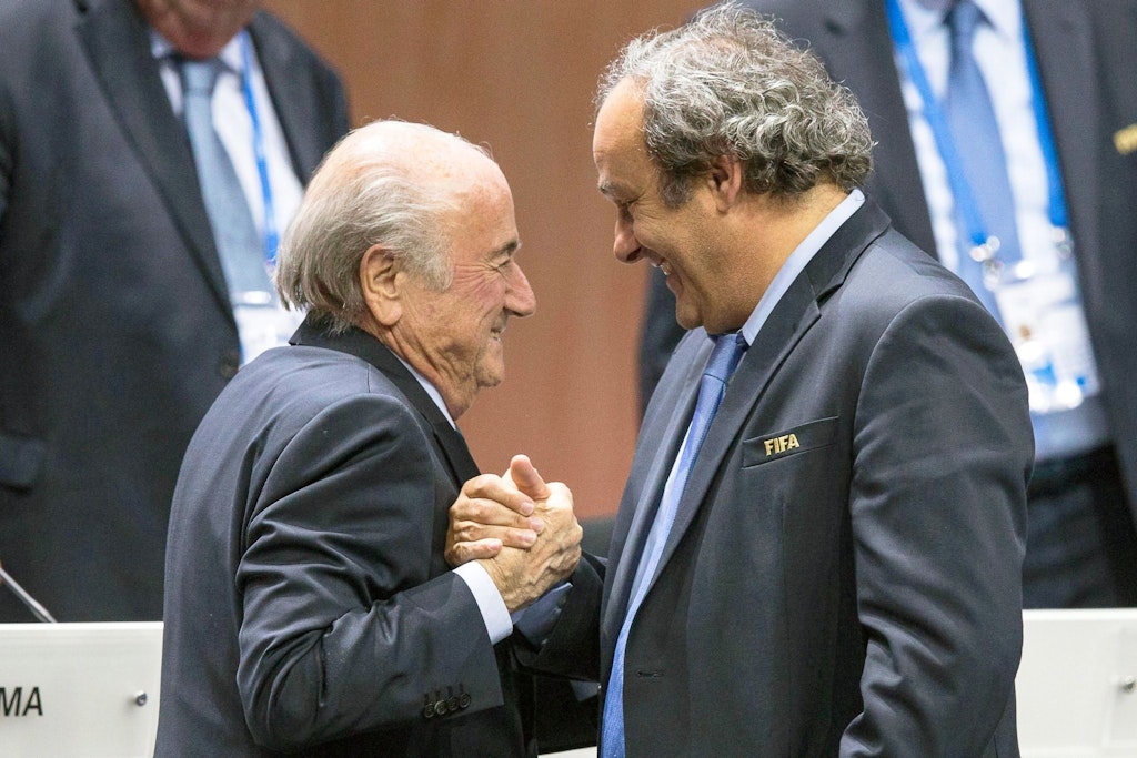 Die früheren Fußballfunktionäre Joseph Blatter (l.) und Michel Platini waren nach dem Gerichtsurteil gut gelaunt.