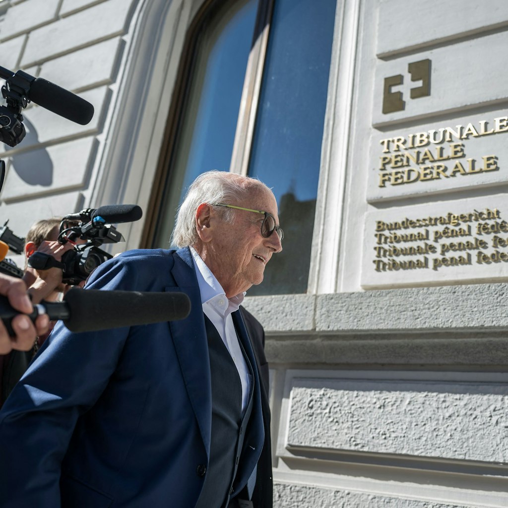 Ex-Fifa-Präsident Sepp Blatter beim Gang in den Gerichtssaal.