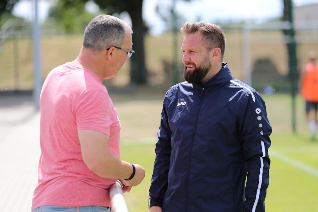 Teammanager Jörn Lenz bespricht mit BFC-Coach Heiner Backhaus (r.) letzte Details für Dynamos ersten Testkick in der Vorbereitung.