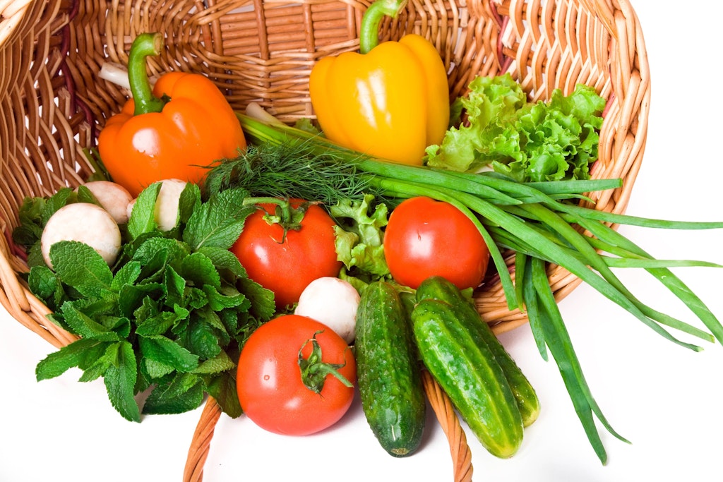 Tomaten, Paprika, Gurken, Schnittlauch: Frische Zutaten für einen leckeren Sommersalat.