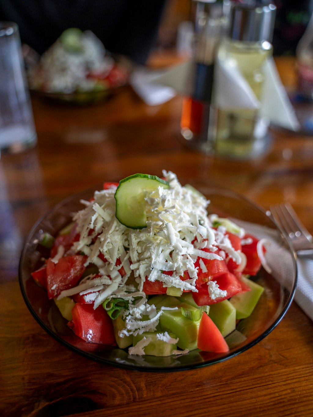 Mit ein wenig Gurke und Schafskäse wird aus dem ungarischen Tomatensalat ein Schopska-Salat.